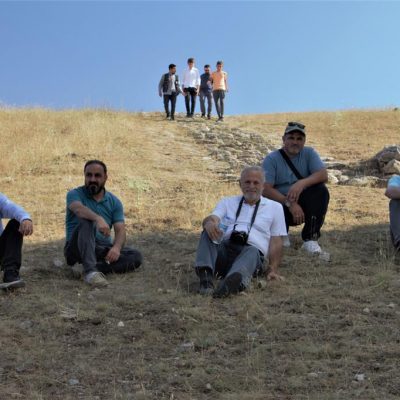 Fotoğraf'ta en az beş kuşak var. Ancak dert aynı olduğu için konuşulan dil aynı: GÖNÜL DİLİ...