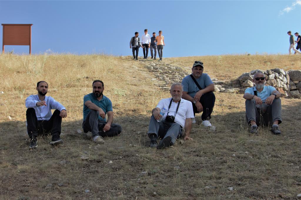 Fotoğraf'ta en az beş kuşak var. Ancak dert aynı olduğu için konuşulan dil aynı: GÖNÜL DİLİ...